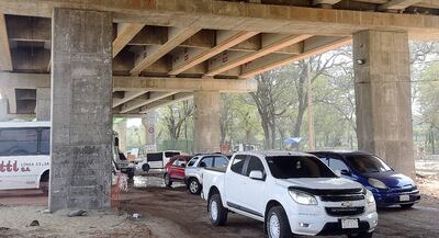 Los trozos de madera empleados para “nivelar” las vigas llaman la atención de los ciudadanos.