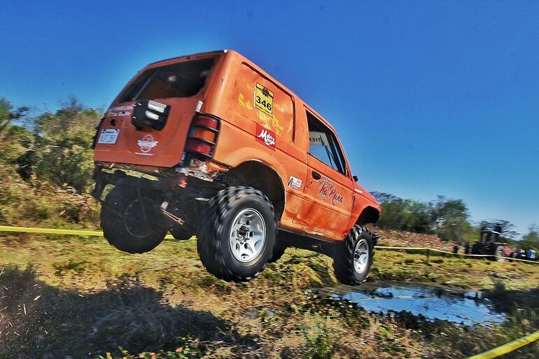 Tremendo el vuelo de la Mitsubishi Montero de Guillermo Duarte y “El Gran Chaval”, terceros en la general y ganadores de la Clase TT3.