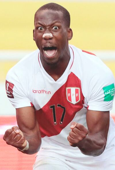 Luis Advincula celebra su gol, el segundo para la victoria de Perú en su visita a Ecuador.