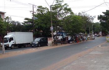 Puestos con toldos tienen todo tipo de productos (Avda. San Isidro c/ Avda. Defensores del Chaco, Lambaré).