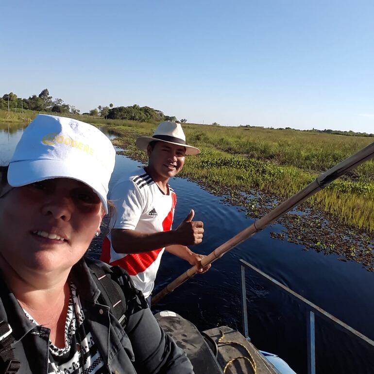 Voluntaria cruzando en una precaria balsa en el distrito de Guazú Cuá- Ñeembucú.