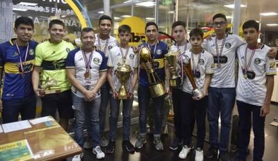 El profesor Édgar Pereira junto con los campeones sub 15 del Club Sport Colonial. Foto: archivo.
