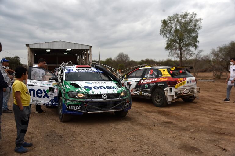 Los VW Polo GTI R5 de dos candidatos, Augusto Bestard y Gustavo Saba, el primero saliendo de la instalación del GPS y el segundo ingresando a dicho menester.