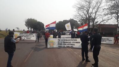 Los ocupantes de la Agro ganadera Pindó S.A. cerraron la ruta PY03 a la altura del cruce Ybyrarobaná.