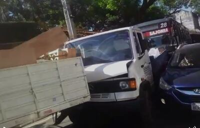 Triple choque en Luque. (captura de video).
