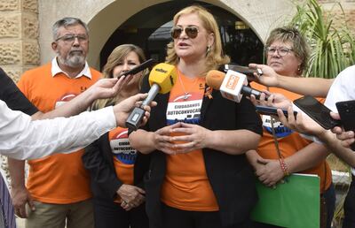 María Esther Roa (c) y miembros de la organización Ciudadanos Autoconvocados Comisión Escrache entregaron ayer en Palacio de López una nota dirigida al presidente Mario Abdo Benítez.