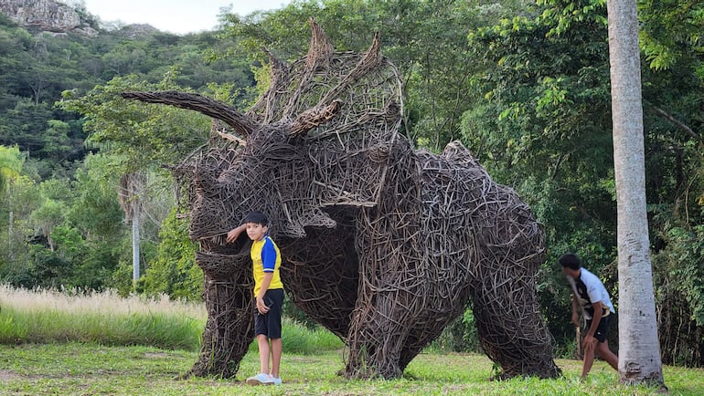 En el Zoológico de Ysypo también se pueden encontrar figuras animales prehistóricos.
