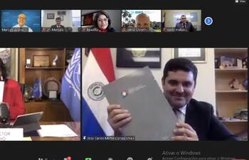El presidente del Senacsa, Dr. José Carlos Martin, por Paraguay y la directora de la OPS, Dra. Carissa F. Etienne, en una reciente reunión virtual, muestran las copias del documento rubricado en forma digital para apoyar la creación del Banco de Vacunas Antiaftosa