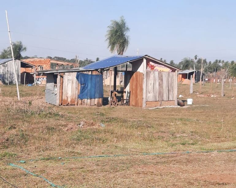 Unas 100 familias invadieron un campo comunal en Mbuyapey