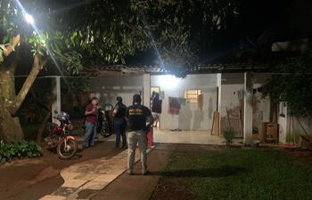 Personal de Homicidios allanaron la casa del supuesto apoyo logístico del crimen en busca de evidencias.