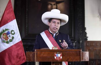 Fotografía cedidapor la Presidencia del Perú que muestra al mandatario Pedro Castillo. Su entorno está siendo investigado por la Fiscalía por presunto tráfico de influencia en el ascenso de militares.
