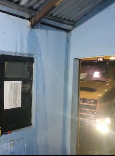 La lluvia filtra por las goteras del techo en la oficina de Puertos de Ciudad del Este.