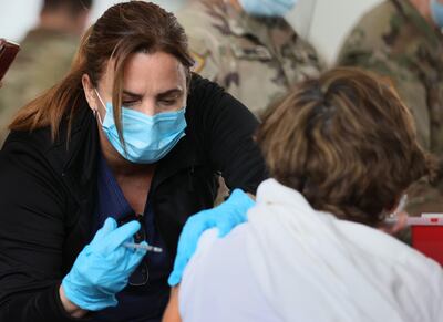 Una trabajadora de la salud aplica una de las vacunas disponibles en el estado de Florida, EE.UU. Una mujer vacunada dio a luz a un bebé que nació con anticuerpos del covid-19.