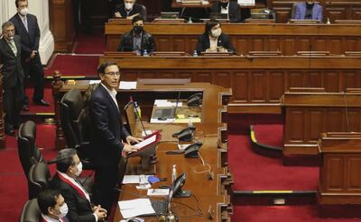 El presidente Martín Vizcarra (de pie, en el estrado) hablando ante el Congreso que no reunió los votos para destituirlo.