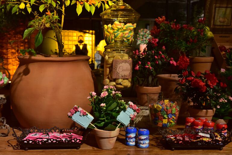 Un ambiente de mucho glamour y una decoración con arreglos de flores naturales, abundante frutas y otros detalles estuvo a cargo de Adrian Ruiz de Wedo. Y la iluminación pusó CF.