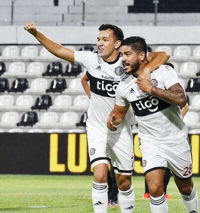 Binomio misionero. Festejo del gol de chilena de Jorge “Pollo” Recalde (28), acompañado por Néstor Abrahán Camacho.