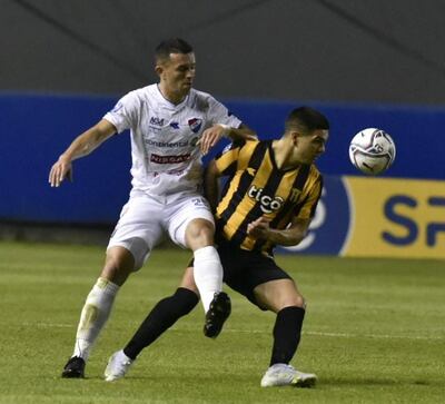 Villagra (i), que marcó el gol albo, lucha por el balón con Fernández Cedrés (d).