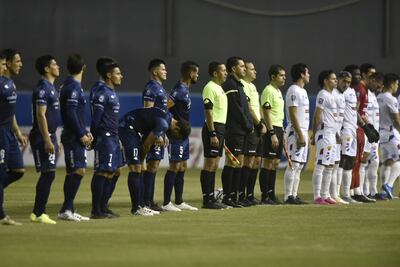 Los jugadores de Guaireña, Nacional y los árbitros en la antesala de un partido por el fútbol paraguayo.