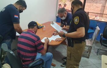 Momento en que se realizaban los trámites migratorios para la salida del brasileño del país.