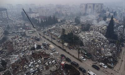 Una vista aérea tomada con un dron de los daños en el sitio de los edificios derrumbados mientras continúan los trabajos de rescate después de un gran terremoto en Hatay, Turquía.
