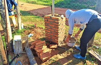 En la escuela Francisco Sánchez ante lo resuelto por la Junta Municipal, hoy el intendente envió un grupo de albañiles para terminar lo que la empresa no hizo