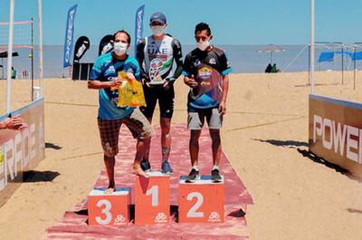 Pedro Duarte, Elías Escobar (centro) y Carlos Enciso, ganadores de la categoría Posta Caballeros 1500, aparecen en el podio.