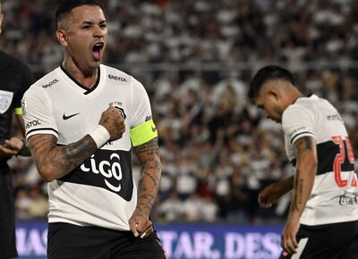 Golpe de pecho de Derlis Alberto González Galeano (28 años), en la celebración de uno de sus goles. Con su doblete le dio alcance al goleador  Lorenzo Melgarejo (12 anotaciones).