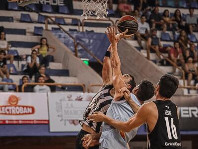 Momento del partido entre San José y Libertad en la primera final de la Liga Nacional de Basquetbol 2021.