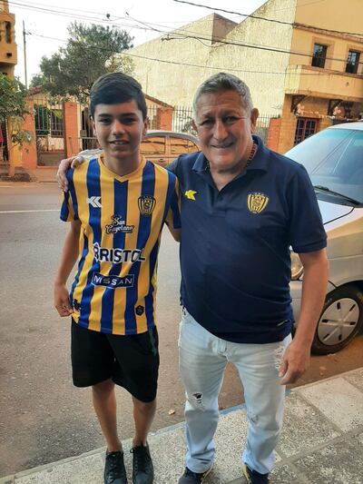 Un niño fanático del Sportivo Luqueño en compañía del ídolo Julio César Romero. Este lunes 1 de mayo, el club auriazul cumple 102 años de vida institucional.