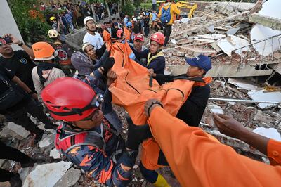 Rescatistas trabajan sin pausas en la búsqueda de sobrevivientes y fallecidos en Cianjur tras el sismo que azotó a Indonesia. (AFP)