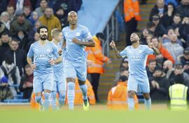 Raheem Sterling (d) celebra uno de los goles que convirtió contra el Leicester en el Boxing Day de la Premier League.