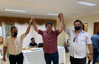 El candidato de la Alianza, Juan Aurelio Bobadilla(centro), junto al concejal Anibal Benítez(FG) y Edgar Venialgo(Punace)