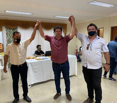 El candidato de la Alianza, Juan Aurelio Bobadilla(centro), junto al concejal Anibal Benítez(FG) y Edgar Venialgo(Punace)