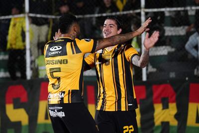 Gonzalo Castillo (d) de The Strongest celebra un gol hoy, en un partido de la fase de grupos de la Copa Libertadores entre The Strongest y River Plate en el estadio Hernando Siles en La Paz (Bolivia).