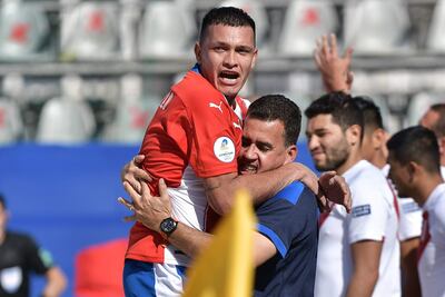 El goleador Carlos Carballo celebra con “Guga”. Foto: Conmebol