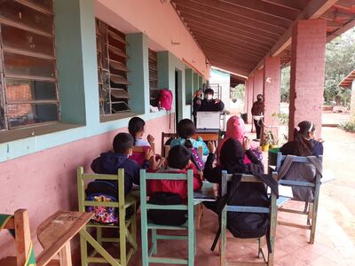 Algunos estudiantes de primaria iniciaban las clases este año en los pasillos. Empero, este 2022 se trató del primer año con clases 100% presenciales.