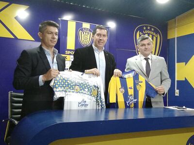 Gustavo Florentín (i) y Denis Caniza (d) durante la presentación como entrenador y gerente deportivo, respectivamente, del Sportivo Luqueño.