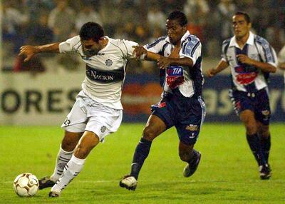 Olimpia enfrentó a Alianza Lima en la edición 2003 de la Copa Libertadores.
