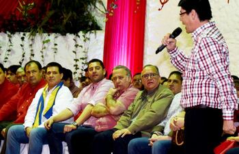 Christian Valdez haciendo uso de palabra durante un acto político en Luque en presencia de Horacio Cartes, Santiago Peña, Óscar González Daher y otros.