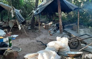 Uno de los campamentos narcos hallados durante el operativo