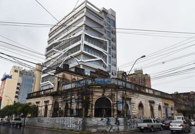El edificio del IMA con la casa Zanotti, al frente.
