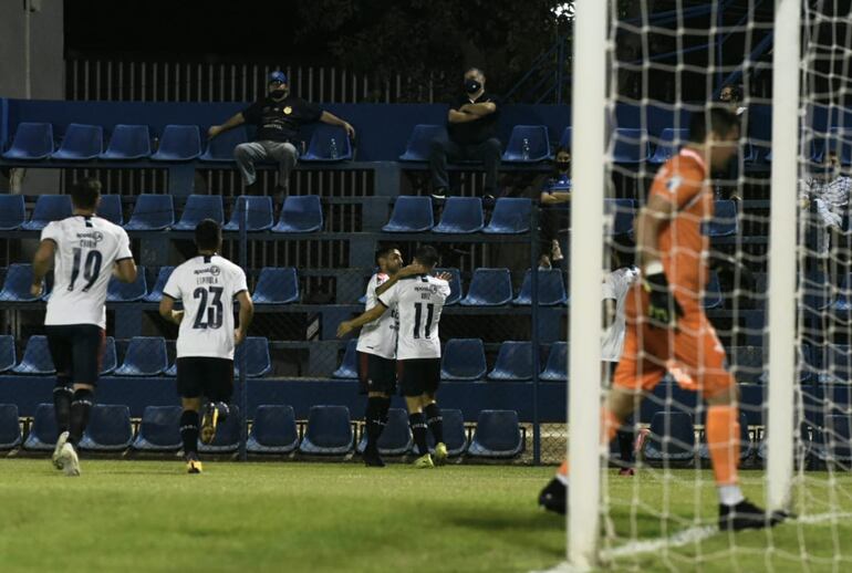 Los abrazos para Oscar Ruiz autor del gol de Cerro Porteño
