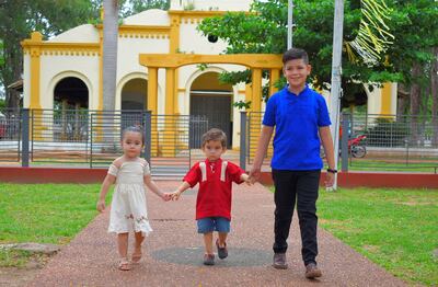 Los pequeños Rafaela Martínez, Víctor Ezequiel Samudio y Manasés Segovia  participarán del desfile de modas infantil con prendas de ao po'i esta noche.