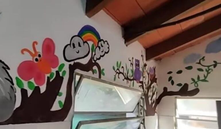 Madres arreglan sanitarios y pintan aulas de la escuela de Altos