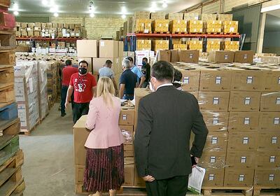 Verificación  de productos de uso médico adquiridos por el Ministerio de Salud Pública, en uno de los depósitos habilitados para el efecto. Un lote importante de artículos hospitalarios proveídos por la empresa Imedic fueron rechazados por la institución.