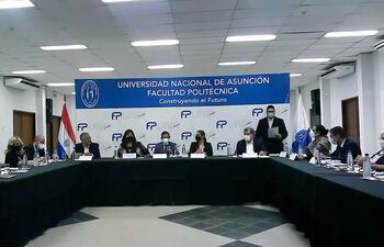 La mesa redonda con expertos internacionales fue organizada por la Facultad Politécnica de la Universidad de Asunción.