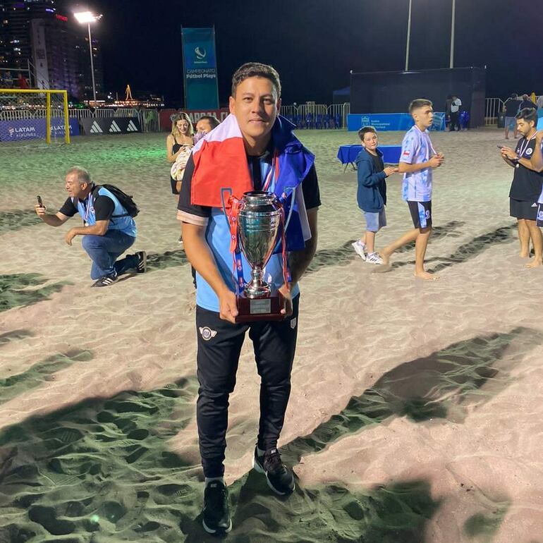Isidro Mendoza, el DT campeón con el Unión Morro de Iquique de fútbol playa.