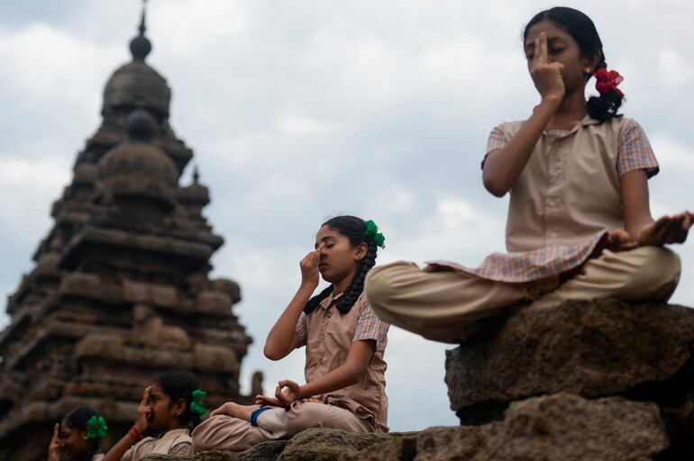 Estudiantes participan de una sesión de yoga para celebrar el Día Internacional del Yoga en el templo de Shoree n Mahabalipuram.