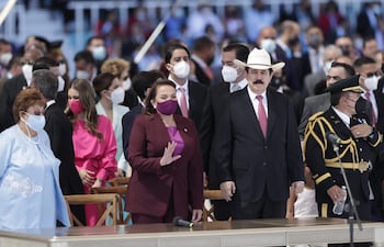 La presidente Xiomara Castro (izq.) junto a su esposo y expresidente Manuel Zelaya, al Estadio Nacional, en Tegucigalpa (Honduras).