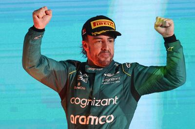 El piloto español Fernando Alonso, de Aston Martin, celebra en el podio su tercer puesto en el Gran Premio de Baréin de Fórmula Uno en el Circuito Internacional de Baréin en Sakhir.